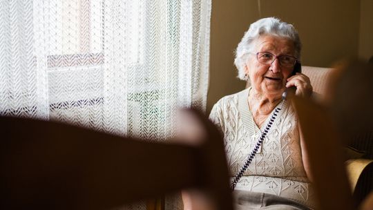 Seniorka straciła duże pieniądze. Czekały przed drzwiami na „panią prokurator”