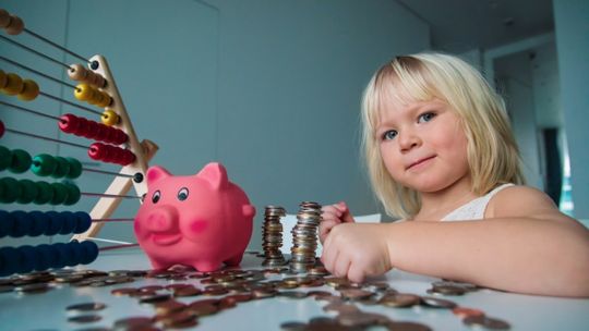 Skarbonka, kieszonkowe, karta. Jak nauczyć dzieci oszczędzania
