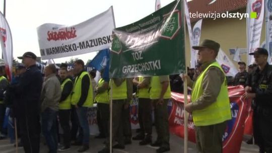 Służby mundurowe pikietowały przed Urzędem Wojewódzkim