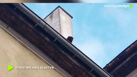 Spadające fragmenty dachówek przy ul. Okrzei. Służby zabezpieczają teren