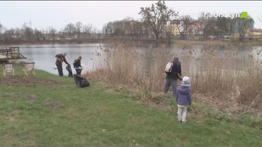 Sprzątanie brzegów jeziora Długiego