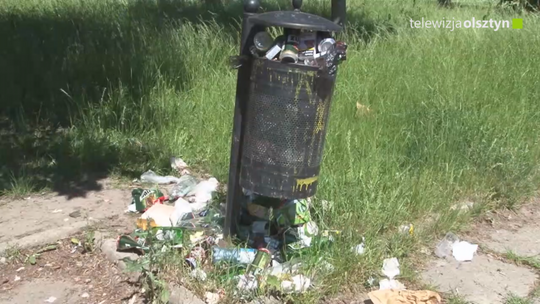 Sterty śmieci leżą przy koszach na śmieci w Olsztynie