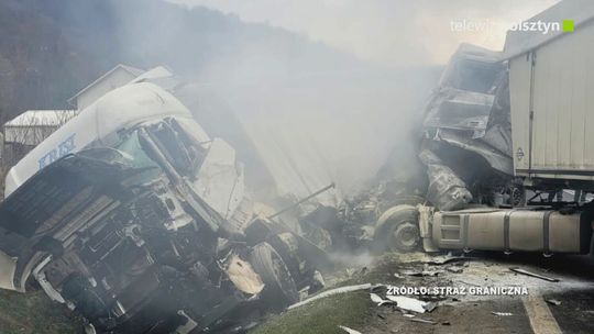 Strażnicy graniczni wyciągnęli człowieka z płonącej ciężarówki