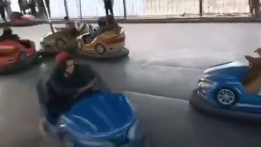 Tak się bawi, tak się bawi Afganistan. Talibowie na trampolinie