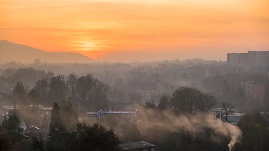 Tej zimy smog będzie zabijał jeszcze częściej. Tak się skończy spalanie plastikowych śmieci [ARTYKUŁ]