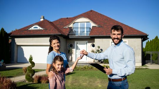 Teraz łatwiej kupić dom niż mieszkanie. Dlatego coraz więcej kupujących zerka w tę stronę