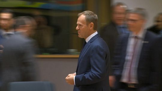 Tusk wzywa Kaczyńskiego na „udeptaną ziemię”. Jest odpowiedź
