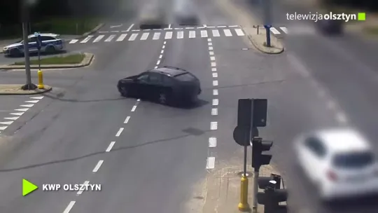 Uciekał przed policją samochodem i pieszo