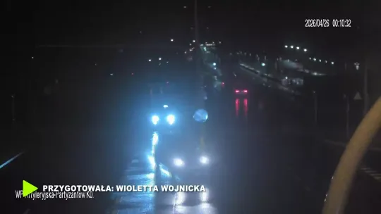 Uderzył w bariery i latarnię