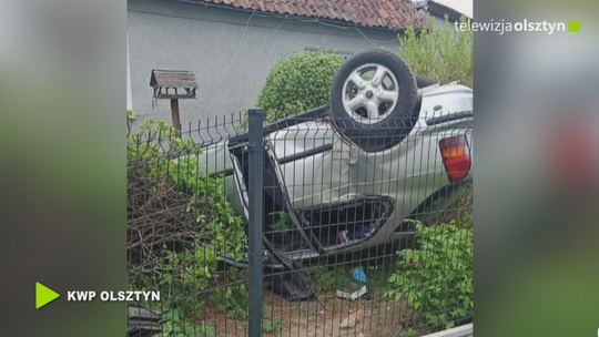 Uderzył w ogrodzenie posesji, a następnie dachował