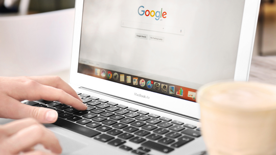 W jaki sposób opinie Google mogą zwiększyć zasięgi Twojej firmy na platformach społecznościowych?