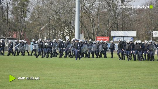 Wejście policji na stadion w Elblągu