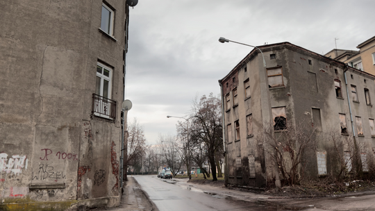 Wielu Polaków wciąż żyje w mieszkaniach bez wody i ubikacji [ARTYKUŁ]