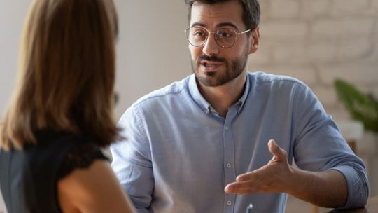 Wszystko drożeje, a pensja stoi w miejscu? Jak skutecznie negocjować podwyżkę