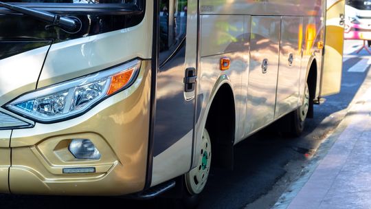 Wynajem busa w Olsztynie - dlaczego warto postawić na taki krok?