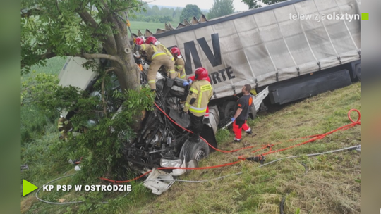 Wypadek na Drodze Krajowej nr 16 – ciężarówka uderzyła w drzewo 