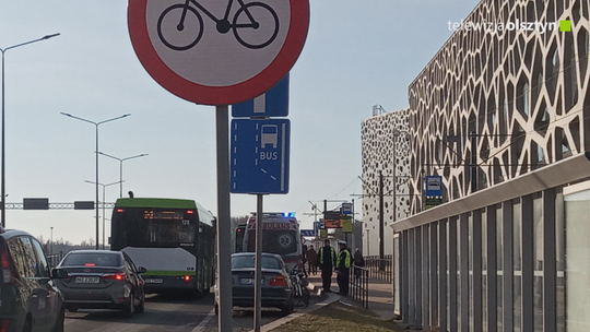 Wypadek z udziałem rowerzysty pod Galerią przy ulicy Tuwima w Olsztynie