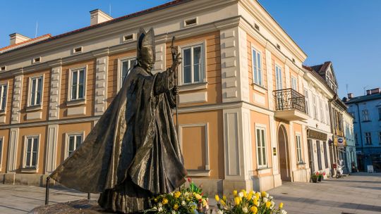 Z papieskiej laski trysnęła woda. To nie cud, ale interes: 50 zł za butelkę [ARTYKUŁ]