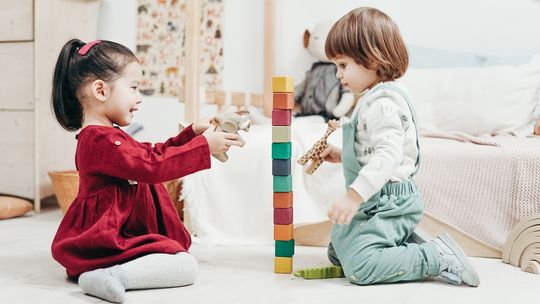 Zabawki edukacyjne – dlaczego dziecko ich potrzebuje?