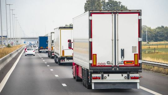 Zakaz wyprzedzania ciężarówek. Znamy szczegóły