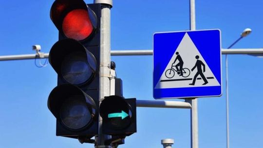 Zamieszanie z zieloną strzałką. Jedno wykroczenie, dwa różne mandaty