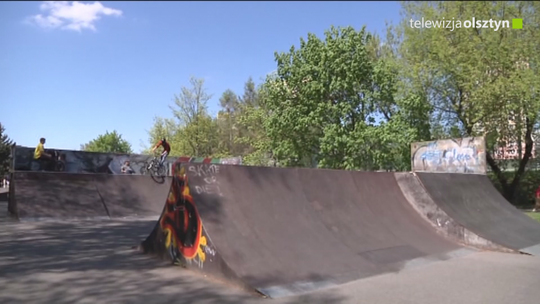 Zamknięty skatepark w Parku Kusocińskiego w nocy jest oblegany