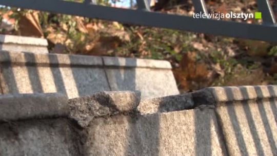 Zdewastowano schody w Parku Centralnym