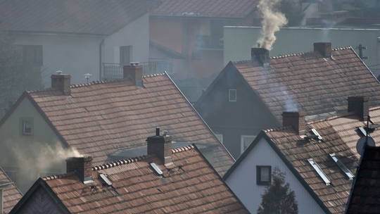 Zima ze smogiem. Duża grupa Polaków będzie paliła w piecach byle czym [ARTYKUŁ]