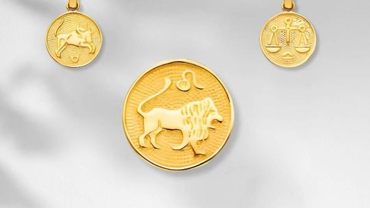 Złote zawieszki ze znakami zodiaku – wyjątkowy talizman na co dzień