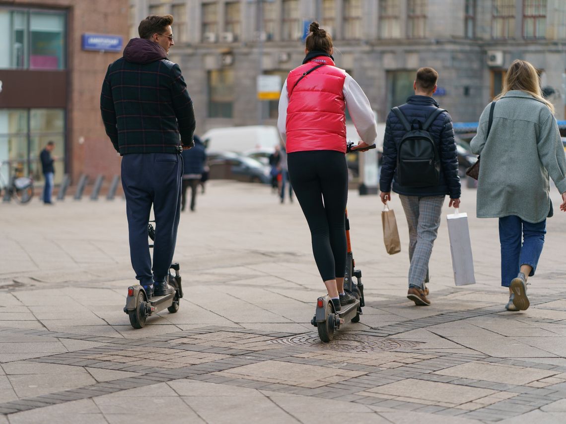 Nowe przepisy dla hulajnóg. Od czwartku będą podlegać mandatom Nowe przepisy dla hulajnóg. Od czwartku będą podlegać mandatom