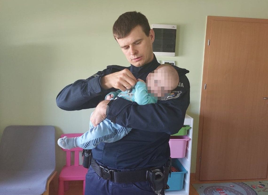 Policjanci zaopiekowali się niemowlęciem. Ich postawa chwyta za serce [ARTYKUŁ]