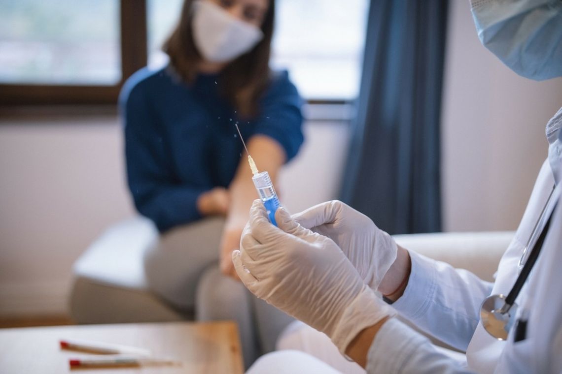 Szczepienie przeciw SARS-CoV-2 co roku? Ekspertka rozwiewa wątpliwości Szczepienie przeciw SARS-CoV-2 co roku? Ekspertka rozwiewa wątpliwości
