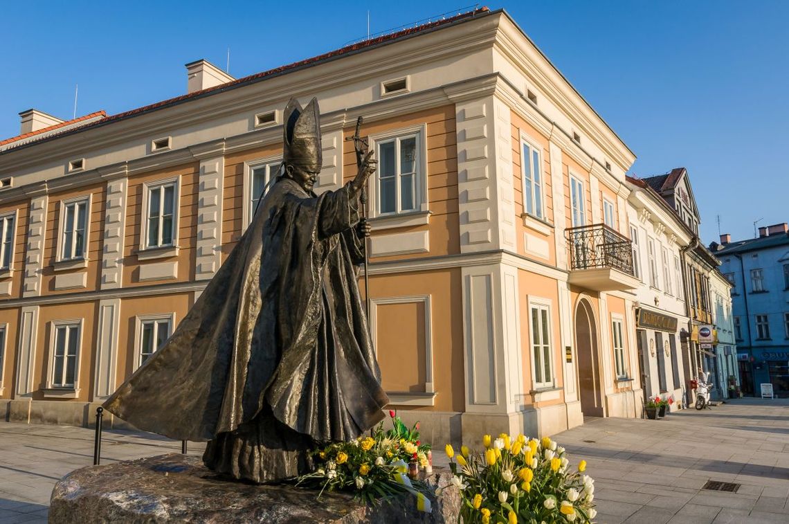 Z papieskiej laski trysnęła woda. To nie cud, ale interes: 50 zł za butelkę [ARTYKUŁ]