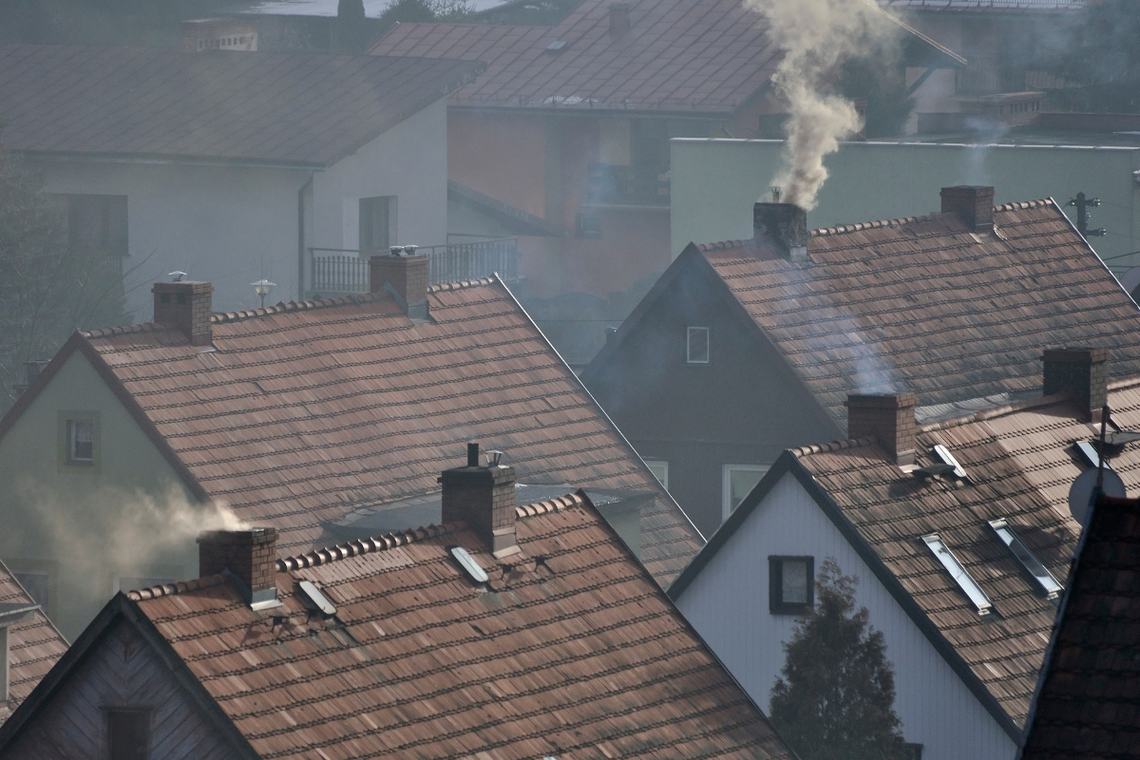 Zima ze smogiem. Duża grupa Polaków będzie paliła w piecach byle czym [ARTYKUŁ]